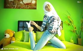 ZeiraMuslim | CKXGirl™ | Blue Denim Jeans & White Hijab | www.ckxgirl.com 